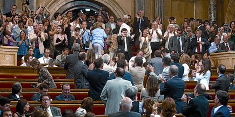 Alguns diputats (en primer terme) i desenes de simpatitzants de la causa antitaurina (al fons, drets) celebren el resultat de la votaci�, ahir.