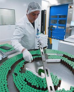 Un t�cnic de la planta de producci� de la vacuna de Sanofi Pasteur a Fran�a, l'octubre del 2009.