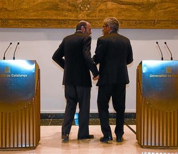DE MAR� DEL 2009 3 Rubalcaba i Saura, despr�s de l'�ltima reuni� de la junta, al Palau de la Generalitat.