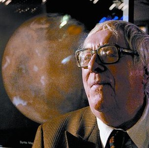 Ray Bradbury, el dia del seu 83 aniversari, davant d'una fotografia de Mart.