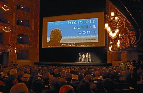 Un Liceu ple escolta Maragall i Diana Garrigosa abans de la projecci� de 'Bicicleta, cullera, poma'.