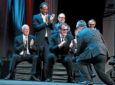De la Iglesia, agenollant-se, agraeix el premi al jurat, amb Tarantino al centre.