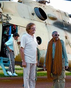 D'esquerra a dreta, Albert Vilalta (baixant de l'helic�pter), Roque Pascual i el mediador Mustaf� Xafi.