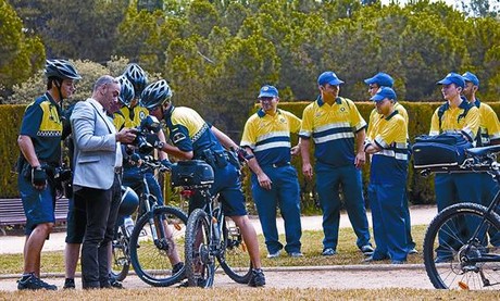Agents de la Gu�rdia Urbana de l'Hospitalet amb les seves bicicletes, ahir al parc de les Planes.