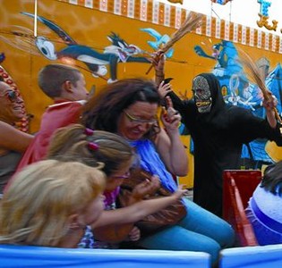 Un treballador anima el tren de la bruixa de Luis Mor�n, a Argentona, aquesta setmana.