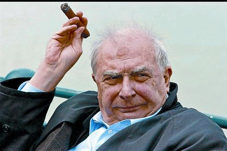 El cineasta franc�s Claude Chabrol, en una imatge del 2004, durant el rodatge de 'La dama de honor'.