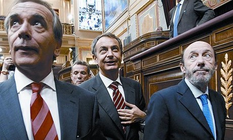Jos� Luis Rodr�guez Zapatero, flanquejat per Jos� Antonio Alonso i Alfredo P�rez Rubalcaba, ahir.
