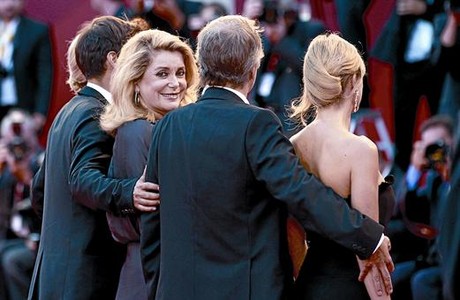 Deneuve, ahir, a l'alfombra vermella de la Mostra amb la resta de l'equip de 'Potiche', film que protagonitza.