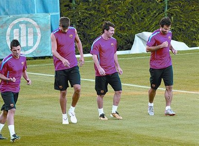 Retrobament 8 Villa, Piqu�, Messi i Mascherano, rivals dimarts, s'entrenen a la ciutat esportiva, ahir.