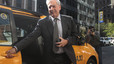 Vargas Llosa baixa d'un taxi per anar a una entrevista, avui a Nova York.