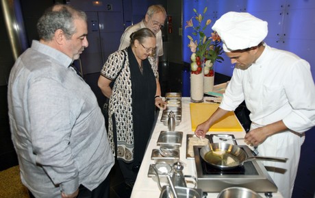 Santi Santamaria, amb Anna Ferrer, viuda de Vicente Ferrer, en un acte ben�fic a Barcelona, el juliol passat.