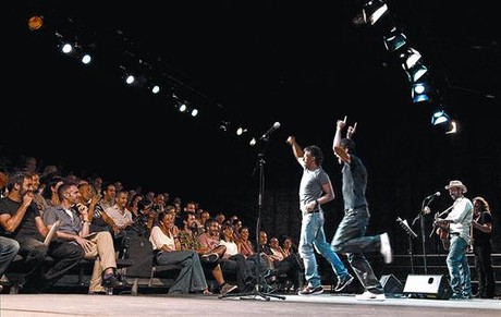 Els actors Joan Negri� i Albert Triola, a la festa de presentaci� de la nova temporada de La Villarroel, ahir a la nit.