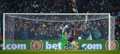 Xavi aixeca la pilota per sobre de Casillas al primer gol, ahir al Camp Nou.