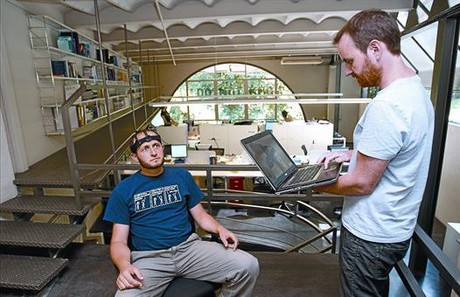 Treballadors de Starlab mesuren les ones cerebrals amb un aparell inventat per l'empresa, ahir.