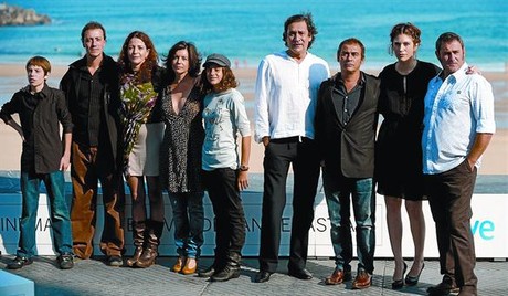 Agust� Villaronga (quart per la dreta), acompanyat pels actors de 'Pa negre'.