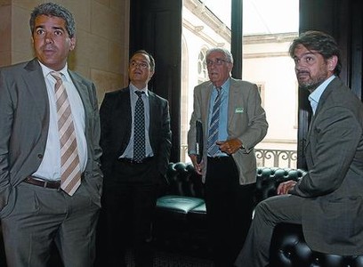 D'esquerra a dreta, Francesc Homs, Jordi Turull, Daniel Os�car i Oriol Pujol, ahir, al Parlament.