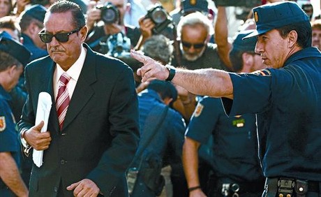 L'exalcalde de Marbella Juli�n Mu�oz va a la Ciutat de la Just�cia de M�laga escortat per la policia i entre un n�vol de fot�grafs.