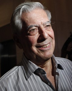 Mario Vargas Llosa somriu al saber la not�cia, avui a Nova York.