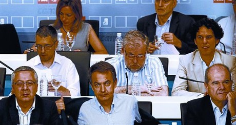 Zapatero es treu la jaqueta, flanquejat per Jos� Blanco (esquerra) i Manuel Chaves, abans de dirigir-se als assistents al comit� federal del PSOE celebrat ahir a Madrid.