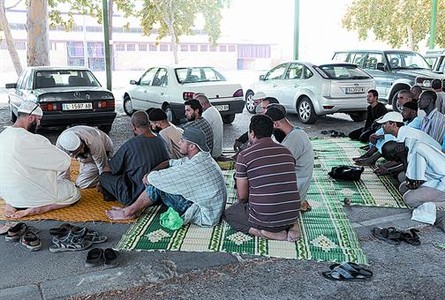 Uns musulmans resen als Camps Elisis, ahir, despr�s del tancament de la mesquita del carrer del Nord.