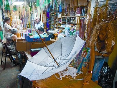 Ve�ns del carrer de Joan Blanques, de Gr�cia, enllestien divendres els decorats per a la festa d'aquest any.