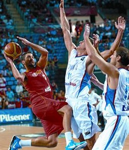 Navarro tracta d'anotar davant Keselj i Krstic (dreta), ahir al Sinan Erdem Arena d'Istanbul.