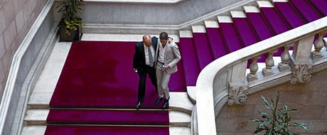 El diputat del PP Daniel Sirera (esquerra) consola el torero Seraf�n Mar�n, ahir, a les  escales del Parlament.