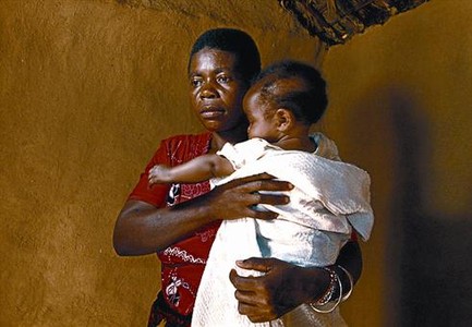 LA MARE 3 Monica Tamary, de 30 anys, amb el seu beb� de tres mesos.