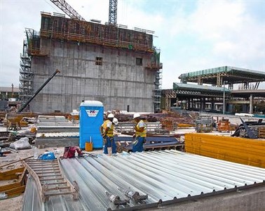 EN CONSTRUCCI� 3Dues imatges dels treballs a l'edifici del Disseny Hub de Gl�ries (a la dreta, amb la contigua torre Agbar de fons), divendres passat.
