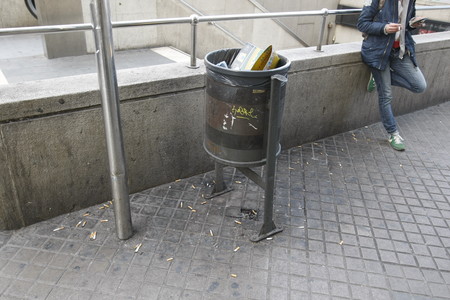 Burilles tirades a terra al costat d'una boca de metro a la plaça de Catalunya de Barcelona, dimecres.