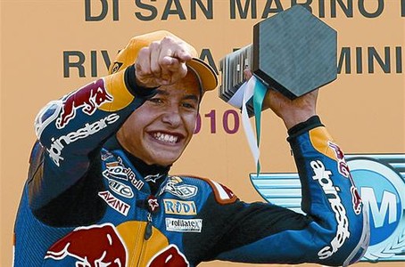 Pedrosa travessa la meta amb el puny al�at, al costat de la bandera de quadros, com a vencedor del GP de San Marino.