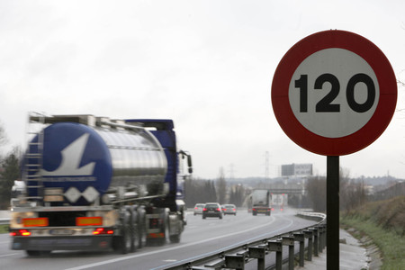 Senyal de limitaci� de velocitat de 120 km/h a l'autopista AP 7.