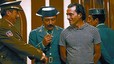 Tejero (Paco Tous) entra al Congr�s. A la segona foto, Tous i Juan Diego (esquerra) parlen amb el director, Chema de la Pe�a. L'�ltima foto mostra Tous en un despatx.