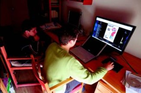 Javi i David, de 12 i 13 anys, naveguen per Internet a la seva habitaci�, ahir a casa seva a Barcelona.