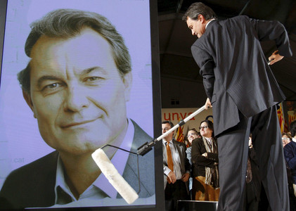 Artur Mas, amb el corr� tecnol�gic.