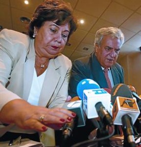 La defensora del poble en funcions, Mar�a Luisa Cava de Llano, i el seu antecessor, Enrique M�gica, el 2006.