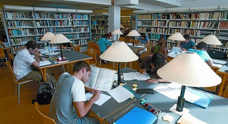 Preparaci� Diversos estudiants, a la biblioteca de la Facultat de Medicina de l'Hospital Cl�nic de Barcelona.