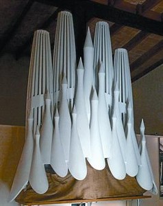 A l'esquerra, foto de la maqueta original de Gaud� de la fa�ana de la Gl�ria destru�da durant la guerra civil. A la dreta, la maqueta reconstru�da, ahir.