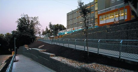 La nova rampa que millora l'acc�s a peu a l'EBM La Muntanya i al CEIP Elisenda de Montcada, a Nou Barris, divendres a la tarda.