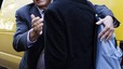 Vargas Llosa abra�a un seguidor abans d'anar avui a la confer�ncia de premsa organitzada a Nova York.