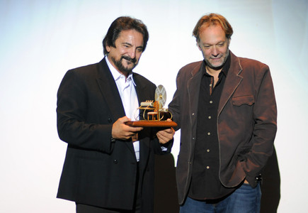 Tom Savini rep el premi M�quina del Temps de mans de Greg Nicotero, avui, en el festival de Sitges. 