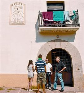 Dos nois del centre conversen amb tutors de la institució, divendres.