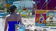 Espectacle de Bob Esponja en un circ a Agua Amarga (Almeria). A la dreta, figura del ninot dissenyada per Karl Lagerfeld.
