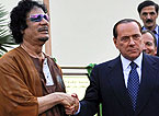 Muammar al-Gaddafi i Silvio Berlusconi, durant la seva trobada d'ahir a Roma.