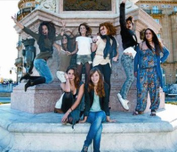 Elena Trap�, asseguda amb les cames creuades, amb les protagonistes de la seva opera prima, Blog, ahir.