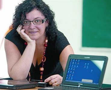 M�riam Tom�s entre ordinadors port�tils, ahir, al seu institut.