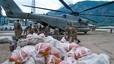 ARRIBADA D'AJUDA 3 A dalt, a l'esquerra, soldats pakistanesos descarreguen material d'un helic�pter dels EUA a la vall del Sawt. Al costat, la Creu Roja alemanya comprova material a punt de ser enviat al Pakistan a l'aeroport de Berl�n. A sota, damnificats s'amunteguen per rebre ajuda en dos punts diferents dels voltants de Sukkur, a la regi� de Sindh.