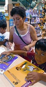 Una dona compra llibres.