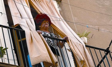 La cantant Carmen de Mairena, abocada al seu balcó després de la inspecció judicial, ahir al Raval. La cantant Carmen de Mairena, abocada al seu balcó després de la inspecció judicial, ahir al Raval.