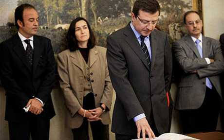 La ministra de Cultura, �ngeles Gonz�lez-Sinde (segona per l'esquerra), durant l'acte de presa de possessi� d'Ignasi Guardans, el 27 d'abril del 2009. 